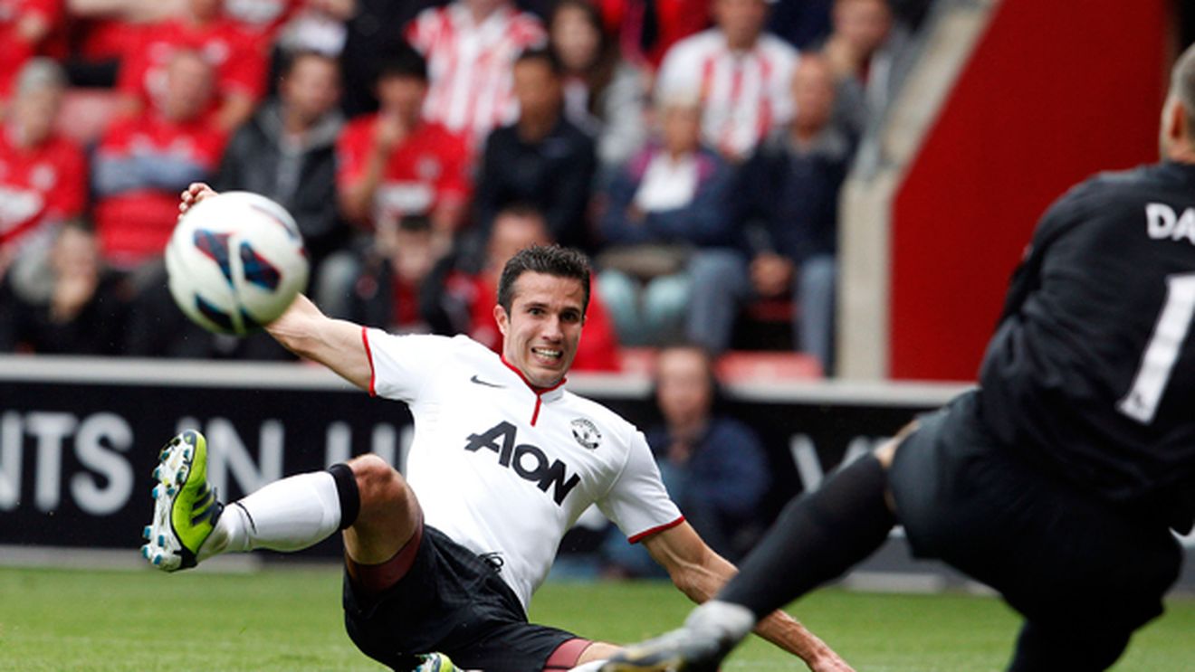 Imaginea zilei: Van Persie a reușit o TRIPLĂ‚ pentru United dar  a stârnit hohote de râs.** Cum a ratat un penalty din "Panenka"