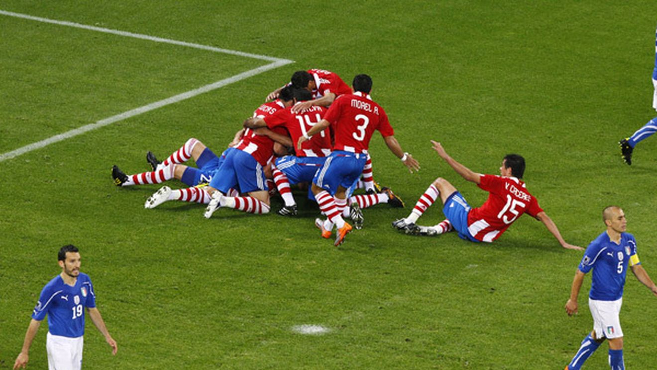 SCANDAL ÎN ITALIA!**  VIDEO: Angajații unui post de radio au sărit de bucurie la golul înscris de Paraguay!