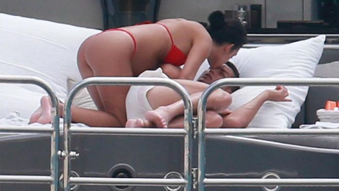 FOTO | Cristiano Ronaldo, surprins în ipostaze tandre alături de iubita sa. Georgina e însărcinată și a început să se vadă