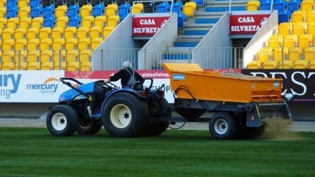 Petrolul se pregătește pentru meciul de Cupă cu Astra, dar și pentru derby-ul cu Dinamo. Gazonul de pe "Ilie Oană" a intrat în renovare