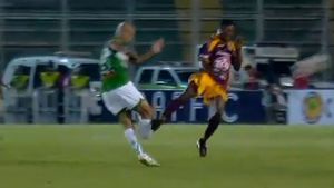 VIDEO ȘOCANT** Cea mai urâtă accidentare a zilei! I-a cedat tibia precum un vreasc!