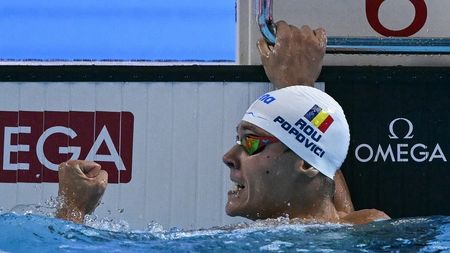 Bani cu imaginea lui David Popovici. Cât a ajuns să coste o cască de înot cu numele şi semnătura campionului