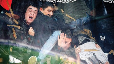 Cum s-au scuzat jandarmii în fața fanilor "cocoșați" cu bătaia?** "Ne pare rău, ordinul a venit de sus"