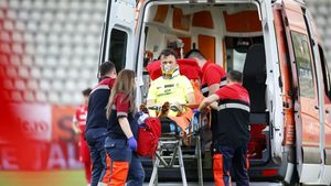 Homawoo, devastat după ce l-a băgat în spital pe Luca Mihai. A fost ultimul om care a ieșit din stadion. Ce spune coordonatorul echipajului de ambulanță care a intervenit. „Am intrat fără acordul arbitrului, a fost ca un upercut la box”. EXCLUSIV