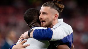 Atletico Madrid a oferit 53.000.000 de euro pentru transfer şi îl salvează pe Radu Drăguşin