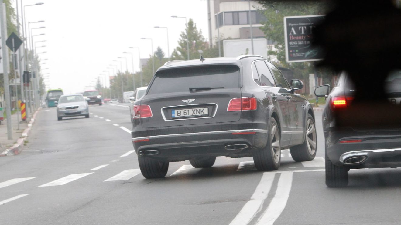 Gigi Becali și-a pus viața în pericol și a trecut pe roșu! Patronul FCSB-ului se simte ca Lewis Hamilton când e la volan | GALERIE FOTO