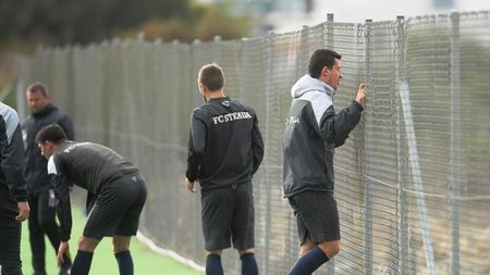 Reghe "îi rupe" pe steliști în cantonament! Unul a vomitat la antrenamente, Gardoș are mușchii inflamați. "Suntem lați în pat!"