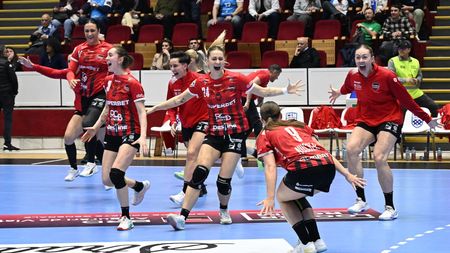 Victorie senzațională pentru românce în play-off-ul pentru sferturile Ligii Campionilor! Erau conduse cu 5 goluri, dar handbalistele Bistriței au revenit extraordinar