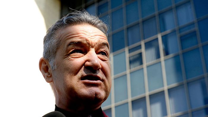 Moment fabulos cu Becali înainte de meciul cu Viitorul: "Ia ține, bă, ochelarii. Ține, bă, ochelarii!" Patronul Stelei, neinteresat de meciul cu Hagi: "Să câștige și nașul o dată"
