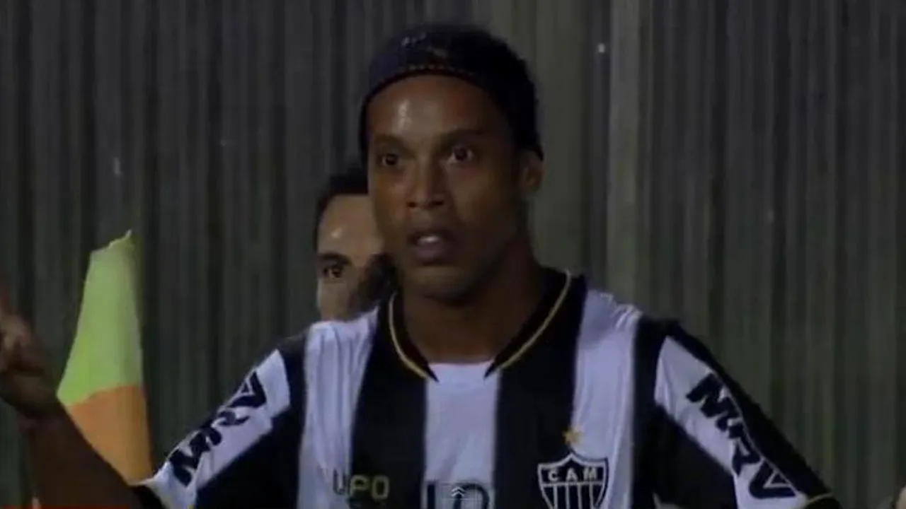 Nu se aștepta la o asemenea reacție! VIDEO Ronaldinho, atacat cu pietre în timpul unui meci