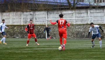 ACSM Reșița a continuat contra CSM Caransebeș seria amicalelor cu liderii județeni. Două dintre golurile sale au fost date de un atacant aflat în probe