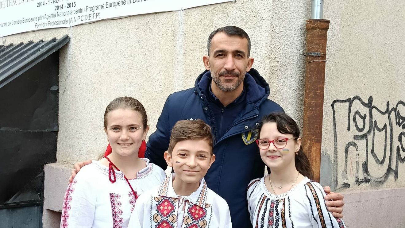 Mehmet Topal, idol la Ploiești. Ce i-au cerut copiii de la o școală pe care a vizitat-o, unde a primit un cadou inedit. FOTO