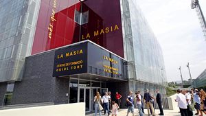 Vă întrebați cum au fost crescuți Xavi sau Messi? VIDEO | De aici pleacă totul. Cum arată o zi în celebra La Masia