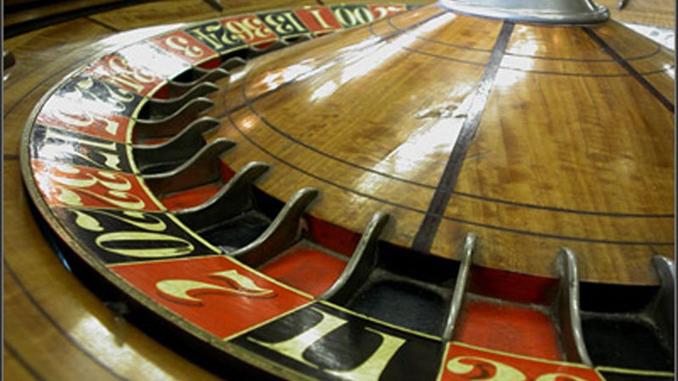 "Decât să dau banii la ruletă, mai bine fac fotbaliștii fericiți!"