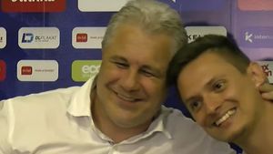 Marius Șumudică, glume la conferința de presă! N-a rezistat fără să facă o farsă translatorului. „Trebuie să-ți găsești alt job" | VIDEO