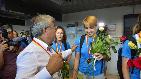 Apare pe prima scenă o handbalistă așteptată cu mare interes: Lorena Ostase! Victorina Bora: "Din punctul meu de vedere, Lorena va fi o surpriză plăcută". Lotul cu care nou-promovata CSM Slatina a plecat la drum