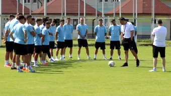 CSM Slatina a început pregătirea noului sezon de Liga 2 cu 23 de jucători la dispoziția lui Claudiu Niculescu. Achizițiile certe întârzie. ”Îmi doresc să terminăm mult mai sus în clasament, cu drept sau fără drept de promovare”