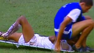 VIDEO** I-a dat peste nas...cu fundul! :) Cum a fost chinuit de un brancardier un jucător grav accidentat