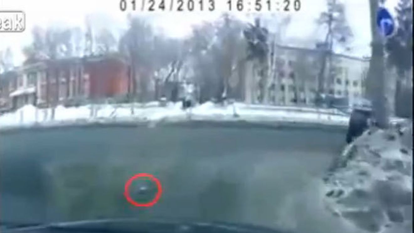 VIDEO Gestul pe care ți-ai dori și tu să-l faci!** Un șofer din Rusia a devenit IDOL după ce a făcut asta într-o intersecție: toată lumea l-a aplaudat