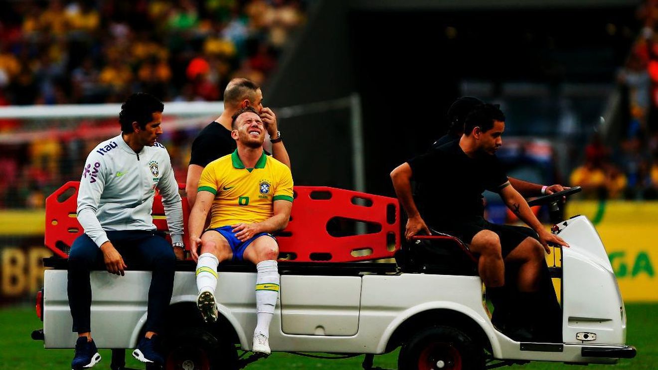 Brazilienii au rămas fără replică în amicalul în fața celor de la Honduras. Jucătorul Barcelonei a căzut, accidentat, și a fost scos pe targă de pe teren. FOTO 