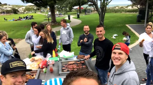 Master Chef de Australia :). Lucian Goian și-a dat pe spate colegii australieni cu un grătar „ca la mama acasă”: „Am făcut senzație!”