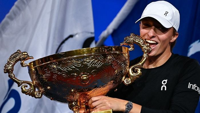 Iga Swiatek și-a distrus adversara în finala turneului de la Beijing! Momente hilare la festivitatea de premiere: de ce s-a oprit poloneza din discurs | VIDEO