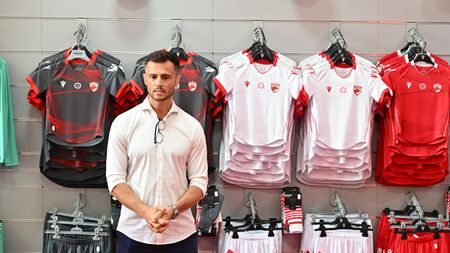 EXCLUSIV Dinamo și-a prezentat echipamentele pentru sezonul 2026-2027 într-un eveniment de gală: cum vor arăta tricourile „câinilor” și cine este soția fostului șef al clubului care a fost invitata surpriză