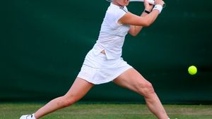 Martina Hingis revine în tenis și va evolua în competițiile de dublu