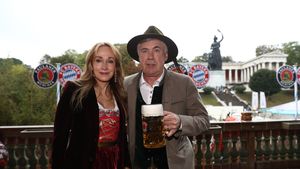 IMAGINEA ZILEI | "Trăiască berea!". Au remizat cu FC Koln, dar n-au ratat o vizită la Oktoberfest. Cum au petrecut fotbaliștii lui Bayern Munchen și frumoasele lor soții GALERIE FOTO 