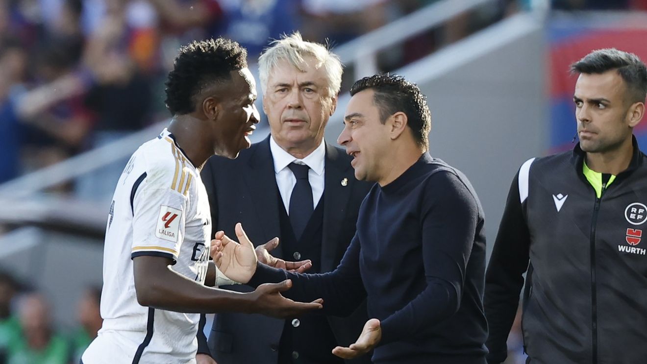 Moment tensionat între Vinicius și Xavi la meciul Barcelona - Real Madrid! Carlo Ancelotti a intervenit de urgență | FOTO & VIDEO