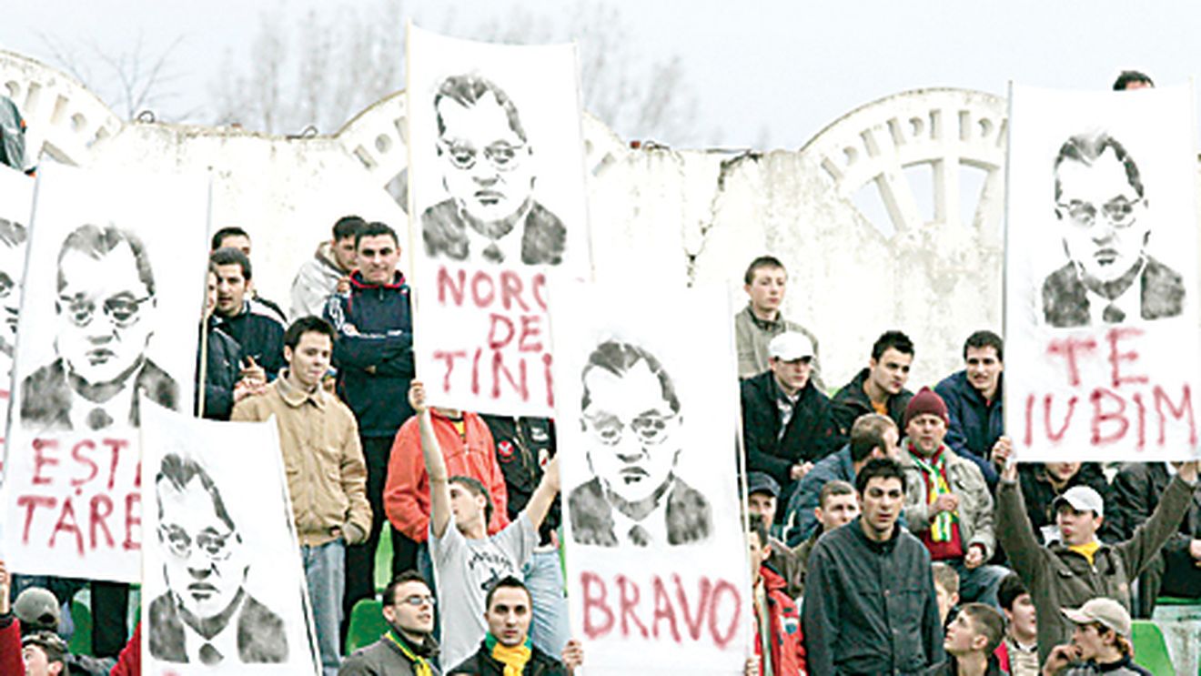 Mitică, ironizat de galerie