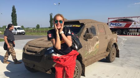 Echipaj feminin la Baja 500 România. Roxana Ciuhulescu ia startul în cursa de rally raid alături de Catherine Lefebvre. Asistența tehnică, asigurată doar de doamne

