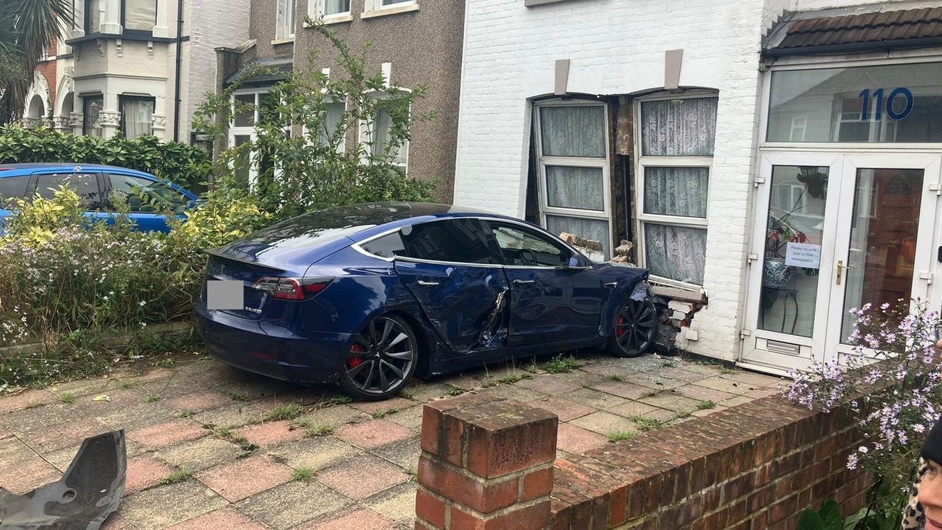 „A preferat să dea 40.000 de dolari ca să-și repare mașina cu care a intrat în zid”. „Zgârcenia” patronului din Liga 1 l-a făcut să piardă trei fotbaliști de top dintr-un foc! EXCLUSIV