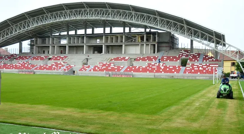 Suporterii echipei UTA sunt îngrijorați de culoarea gazonului noului stadion din Arad și modul în care e întreținut. Reacții din partea firmei care a montat suprafața de joc și Primăria Arad