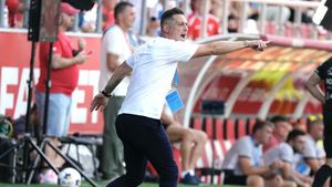 Mirel Rădoi, exploziv împotriva fanilor Craiovei care i-au înjurat pe el și pe jucători: „De-o lună mă bărbieresc în pungă pe avion. Sunt foarte prost eu!”