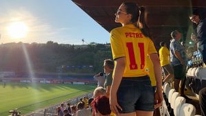 Adrian Petre nu vine singur la București! Cum arată bruneta superbă, care a făcut furori la concursurile de Miss | GALERIE FOTO