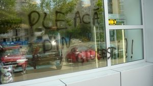 Mesajul rapidiștilor, scris pe cofetăriile lui George Copos:** "Pleacă din Giulești!"