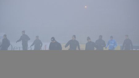 Povești dintr-o altă epocă a Ligii1: "Când era ceață dădeam foc la cauciucuri de tractor. Când era apa mare chemam elicopterele". Cum erau gestionate condițiile de vreme rea