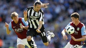 Jonas Gutierrez a revenit pe teren după ce câștigat lupta cu cancerul testicular. "Este important pentru mine să-mi recapăt forma fizică și să pot juca în prima echipă"