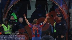 Tensiune maximă în Ghencea!** Baciu le-a arătat semne obscene fanilor!