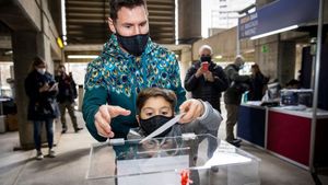 Zi decisivă la FC Barcelona! Suporterii-acționari aleg noul președinte al echipei „blaugrana”: Leo Messi s-a prezentat cu unul dintre fiii săi la urnele de vot