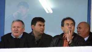 Patronul din Liga 1 care recunoaște că s-a băgat peste antrenori: "Da, m-am băgat! De ce să zic nu?" Regretul cel mare și episodul povestit cu Șumudică: "Face el pe luptătorul, dar..."