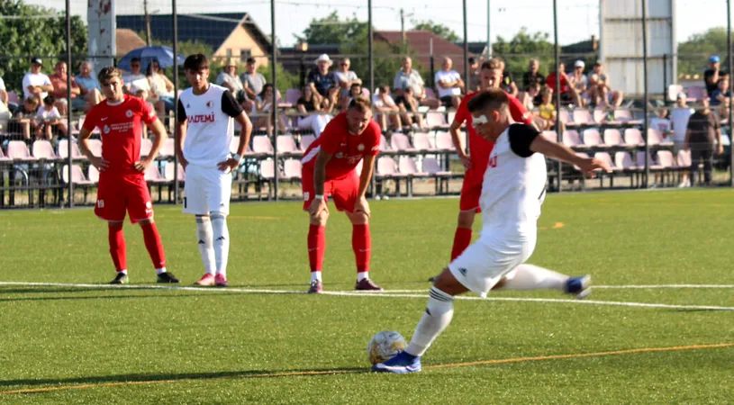 Unirea Sântana a surclasat-o pe Viitorul în derby-ul local și e singura formație din județul Arad ce accede în Turul 2 al Cupei României. Ciprian Rus, învingător în fața lui Adrian Piț și Cătălin Hlistei
