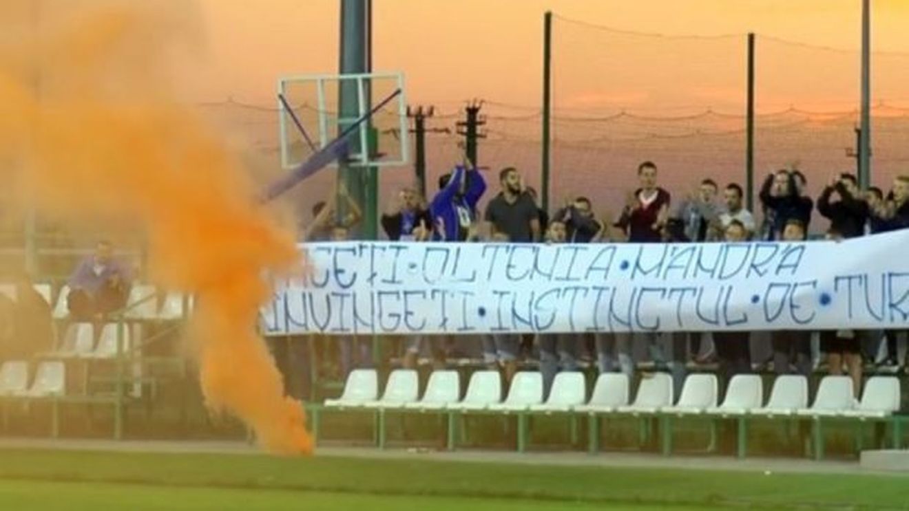 Craiova trăiește la maximum meciul cu Steaua! FOTO și VIDEO | Fanii olteni au mers la ultimul antrenament pentru a-i încuraja pe Ivan și compania. Mesajul jignitor pe care l-au afișat