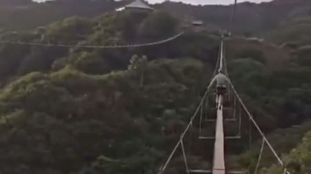 Ce face Vlad Chiricheș, deși e accidentat și Meme Stoica i-a cerut să se lase de fotbal! Fanii FCSB s-au panicat când l-au văzut încercând să traverseze, împreună cu Alex Chipciu, o prăpastie pe o scândură lată de câteva zeci de centimetri. VIDEO