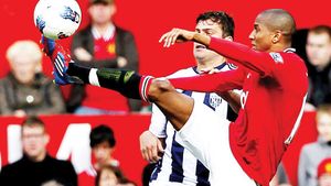 "Terorizat" de Young!** Tamaș a fost folosit drept jalon de jucătorul lui Ferguson! United - West Bromwich 2-0