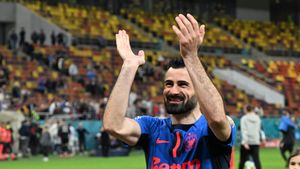 Lui Valentin Crețu nu-i pasă de nimic. Vacanță de „boier”: a făcut tumbe în piscina proprie, deși erau nori și ploua