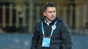 Ilie Poenaru a dat „milităria” jos din pod la Mediaș! Jucătorii recunosc: „Mister ne cam terorizează!”