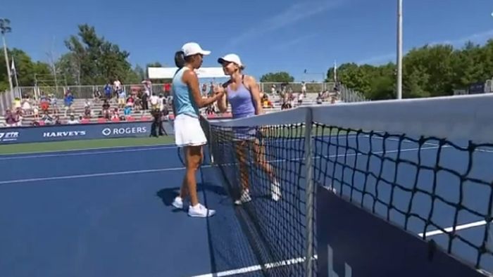 Moment rar întâlnit la finalul meciului Simona Halep - Shuai Zhang de la Toronto! Cum s-au salutat cele două la fileu | VIDEO