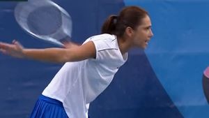 Româncele au părăsit cu scandal turneul de tenis de la Jocurile Olimpice! Motivul pentru care Raluca Olaru a făcut o criză de nervi pe teren | VIDEO